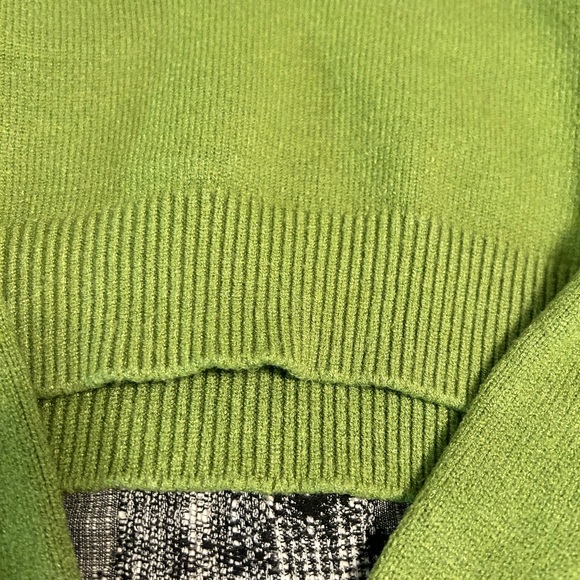 Forever 21 Green V-Neck Sweater with Ribbed Texture - Picture 5 of 7